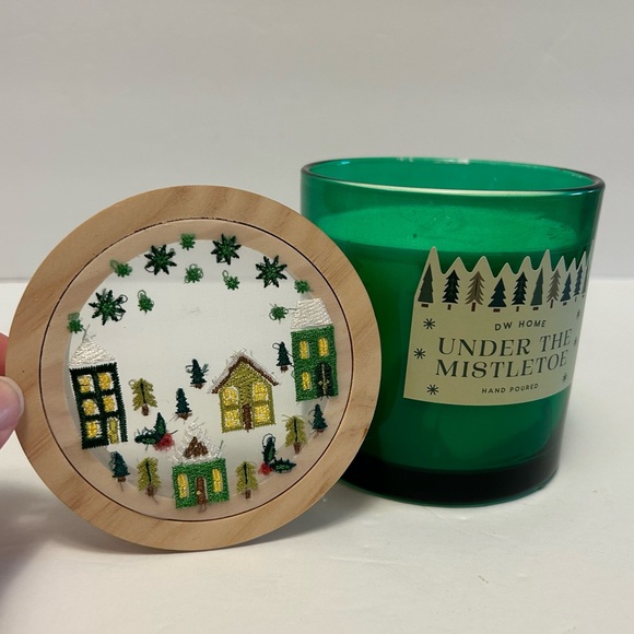 DW Home Under the Mistletoe - Picture 4 of 6